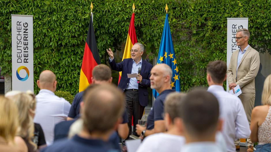 El señor embajador Pascual Navarro Ríos y Deutscher Reisering