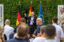 El señor embajador Pascual Navarro Ríos y Deutscher Reisering El señor embajador Pascual Navarro Ríos y Deutscher Reisering