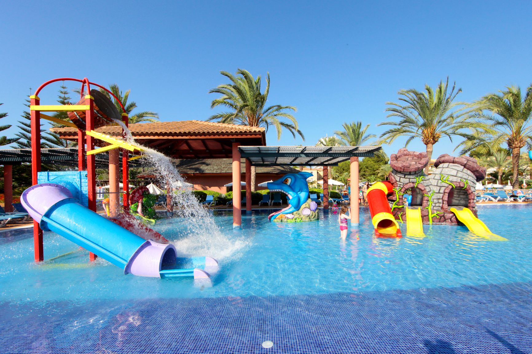 Eltern bevorzugen Hotels, die Kinderspielplätze, Kindereinrichtungen und abwechslungsreiche Restaurants Eltern bevorzugen Hotels, die Kinderspielplätze, Kindereinrichtungen und abwechslungsreiche Restaurants