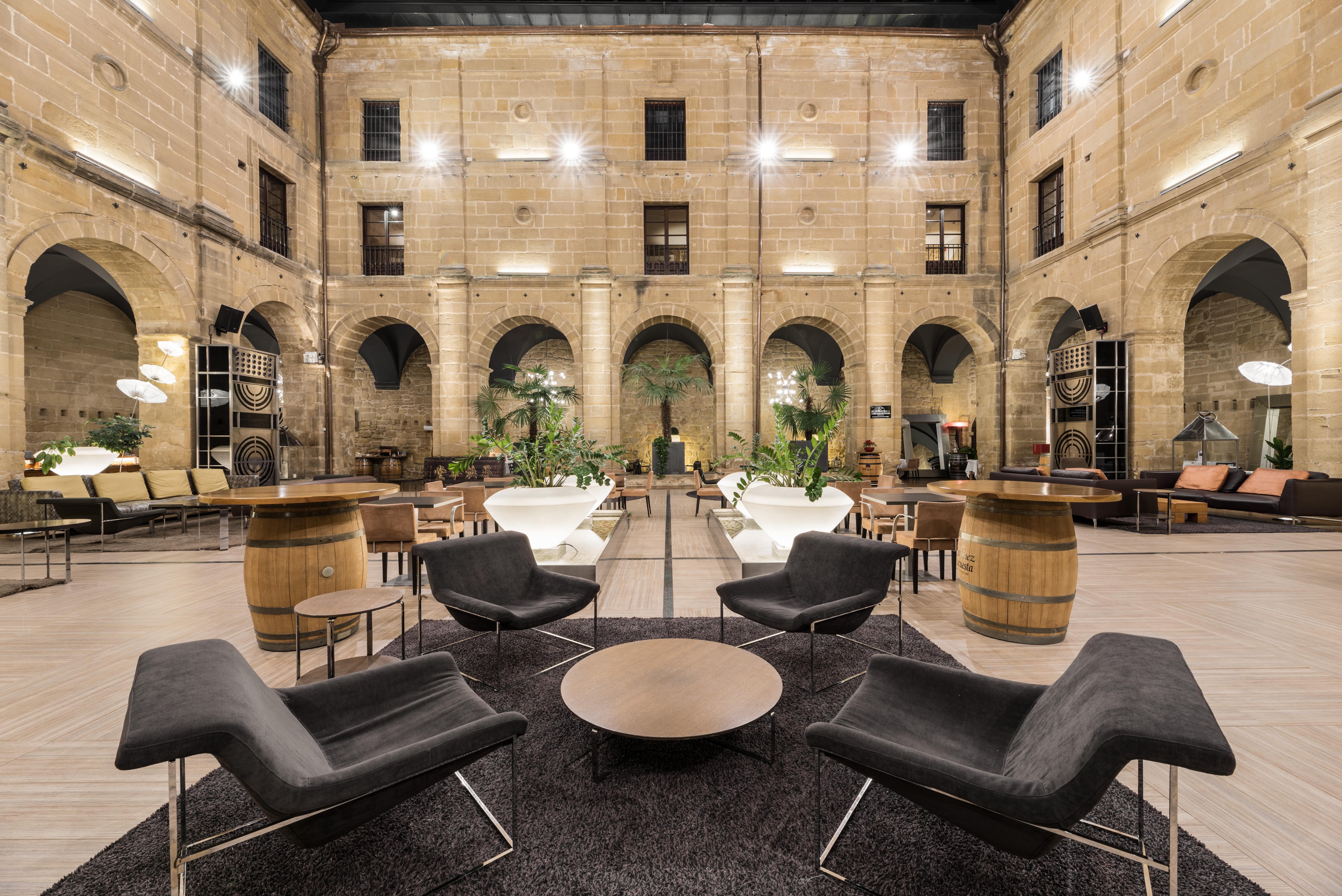 Das Eurostars Los Agustinos befindet sich in einem Gebäude, das früher ein Kloster, eine Kaserne, ein Gefängnis und ein Krankenhaus war, und ist die ideale Wahl, um die Wiege des Weins kennenzulernen und den Charme von La Rioja