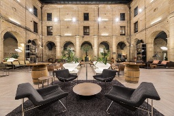 Das Eurostars Los Agustinos befindet sich in einem Gebäude, das früher ein Kloster, eine Kaserne, ein Gefängnis und ein Krankenhaus war, und ist die ideale Wahl, um die Wiege des Weins kennenzulernen und den Charme von La Rioja Das Eurostars Los Agustinos befindet sich in einem Gebäude, das früher ein Kloster, eine Kaserne, ein Gefängnis und ein Krankenhaus war, und ist die ideale Wahl, um die Wiege des Weins kennenzulernen und den Charme von La Rioja