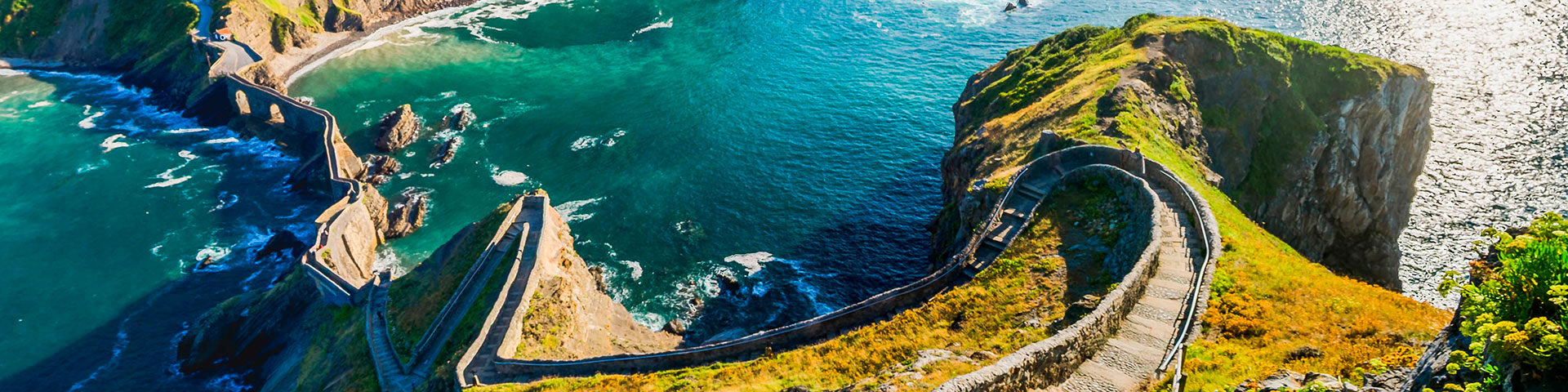 Panoramablick auf San Juan de Gaztelugatxe (Bermeo, Baskenland), einen der bekanntesten Schauplätze der Serie „Game of Thrones“, wo die Festung Drachenstein dargestellt wurde