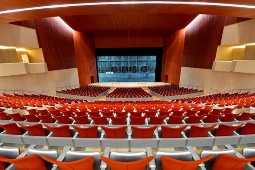 The main auditorium of the Fórum Evolución in Burgos features 1,371 seats and a stage equipped with the latest technology The main auditorium of the Fórum Evolución in Burgos features 1,371 seats and a stage equipped with the latest technology