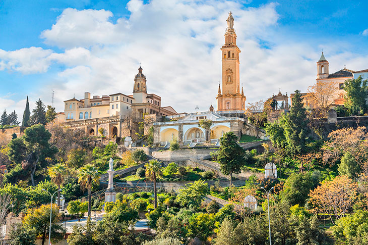 Das „Monumento al Sagrado Corazón de Jesús“ in San Juan de Aznalfarache ist ein imposantes architektonisches Ensemble, das für Dreharbeiten der dritten Staffel von „The Crown“ ausgewählt wurde und ein griechisch-orthodoxes Kloster darstellt