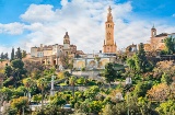 The Monument to the Sacred Heart of Jesus in San Juan de Aznalfarache is an imposing architectural ensemble chosen to film scenes from the third season of The Crown, recreating a Greek Orthodox convent. The Monument to the Sacred Heart of Jesus in San Juan de Aznalfarache is an imposing architectural ensemble chosen to film scenes from the third season of The Crown, recreating a Greek Orthodox convent.