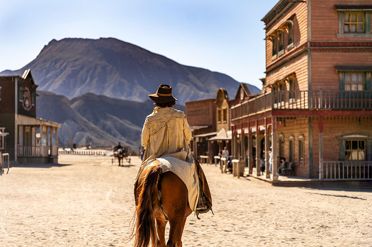 Der Themenpark MiniHollywood in der Wüste von Tabernas (Almería) veranschaulicht die Bedeutung der Region für den Westernfilm der 1960er- und 1970er-Jahre, mit der Dollar-Trilogie von Sergio Leone als prominentestem Beispiel