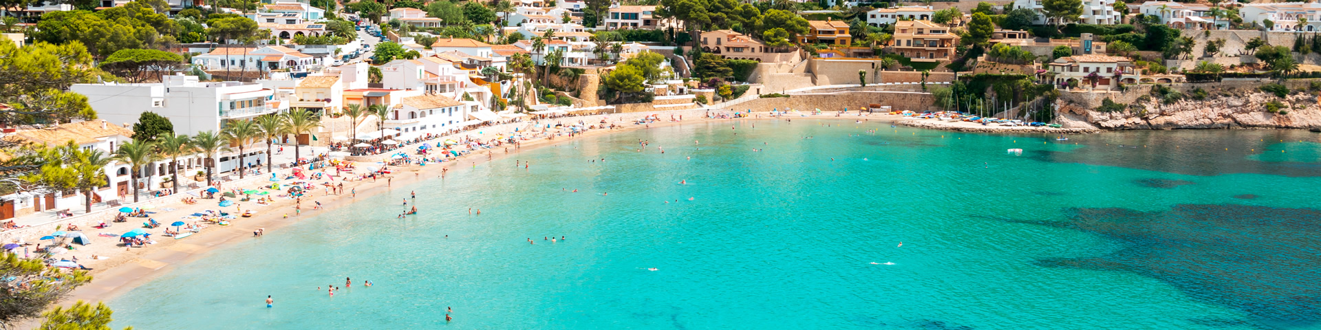 The Region of Valencia tops the national ranking with 143 beaches awarded Blue Flag status. In the image, El Portet beach in Moraira
