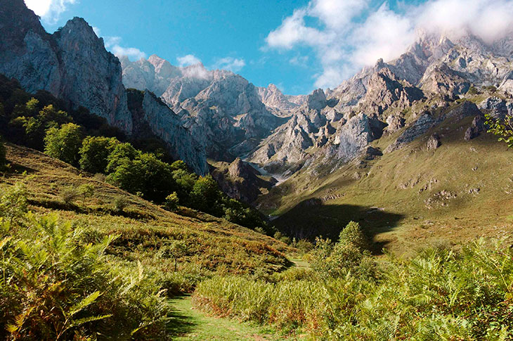 Imagen del Valle de Camaleño (Cantabria, España), puerta de entrada a los Picos de Europa Imagen del Valle de Camaleño (Cantabria, España), puerta de entrada a los Picos de Europa