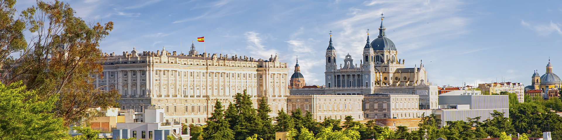 Vista panorámica del Palacio Real de Madrid y la Catedral de Santa María la Real de la Almudena, dos joyas arquitectónicas y emblemas culturales de la ciudad, y que atraen la mirada de miles de visitantes cada año
