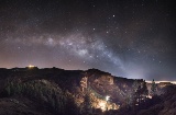 À Gran Canaria, la Voie lactée est visible dans des zones à faible pollution lumineuse, comme le Roque Nublo, le Mirador de La Sabinilla et la zone ouest de l’île.