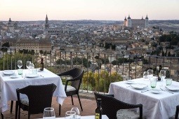 The restaurant at the Parador de Toledo offers its guests the chance to enjoy an unparalleled view of the monumental city, with the cathedral and Alcázar in the background