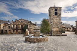 Ubicado en la falda del pico Ocejón, Valverde de los Arroyos es un enclave de la ruta de los pueblos negros de Guadalajara
