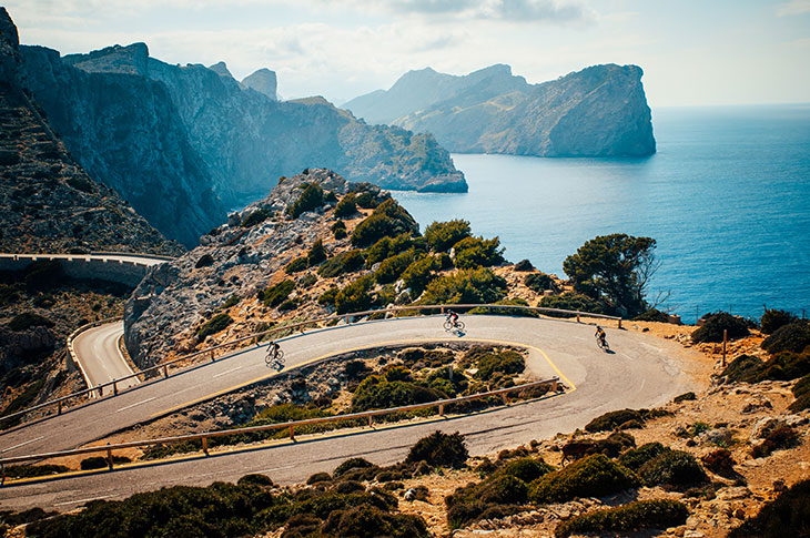 Les différents parcours à vélo fusionnent nature et littoral, avec des ascensions exigeantes et des vues privilégiées Les différents parcours à vélo fusionnent nature et littoral, avec des ascensions exigeantes et des vues privilégiées