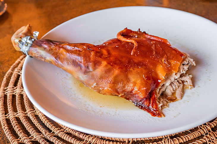 El cochinillo segoviano asado al modo tradicional es el plato más reconocido de Segovia El cochinillo segoviano asado al modo tradicional es el plato más reconocido de Segovia