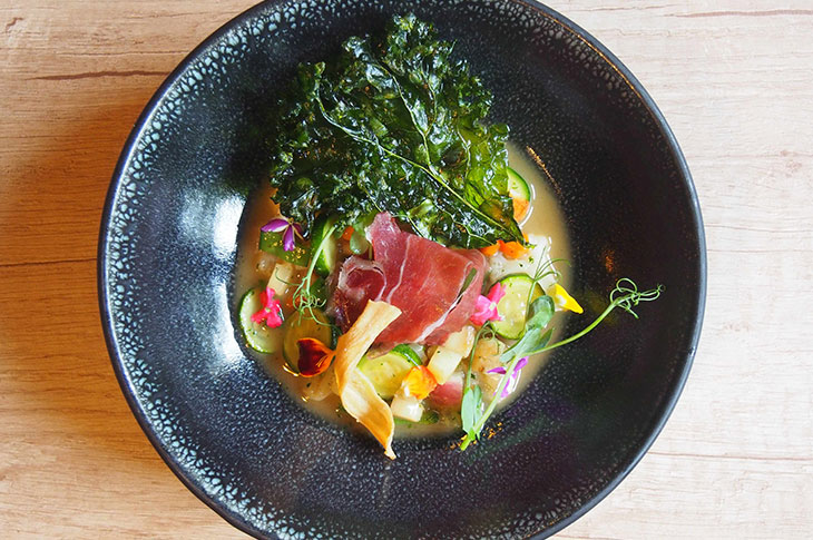 : O Ola Martín Berasategui está localizado dentro do Hotel Tayko, na cidade velha de Bilbau, e foi distinguido com 1* Michelin e 1 Sol Repsol © Guía Repsol