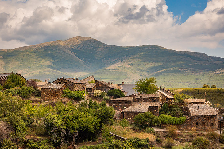 The houses in Roblelacasa blend in perfectly with the hills and labdanum tree-covered landscape of the Ayllón mountain range