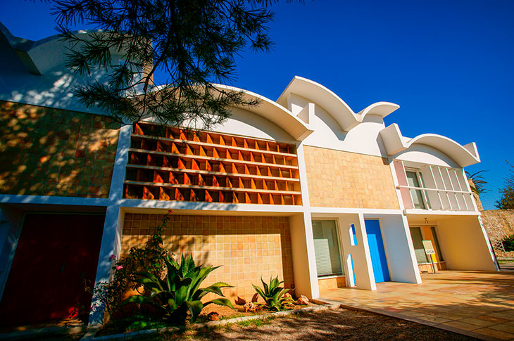 Fasaden på Sert-værkstedet ved Fundación Pilar i Joan Miró (Mallorca), som blev opført i 1956 og udpeget som kulturarv