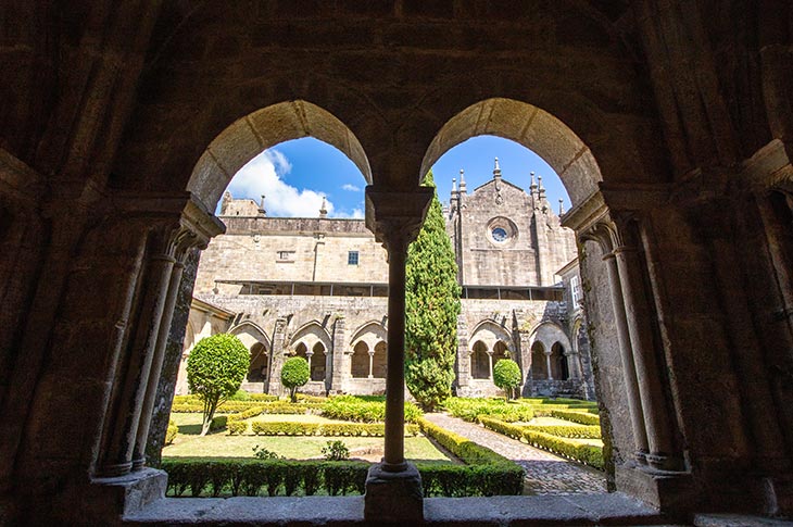Bild av det spektakulära klostergången och trädgårdarna vid katedralen Santa María de Tui, Pontevedra (Galicien)
