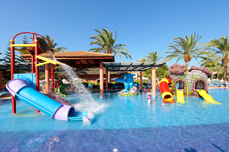 Parents prioritize hotels that offer children's play areas, children's facilities, and varied dining options Parents prioritize hotels that offer children's play areas, children's facilities, and varied dining options