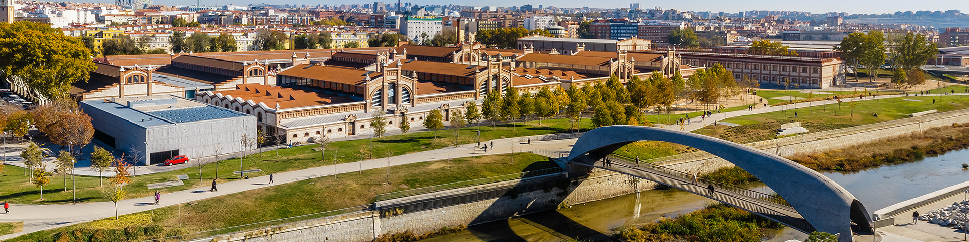 Matadero es un conjunto de pabellones de estilo neomudéjar que fue construido a principios del siglo XX a orillas del río Manzanares. A día de hoy, es un lugar vivo para el disfrute de la cultura, la experimentación artística y las artes visuales