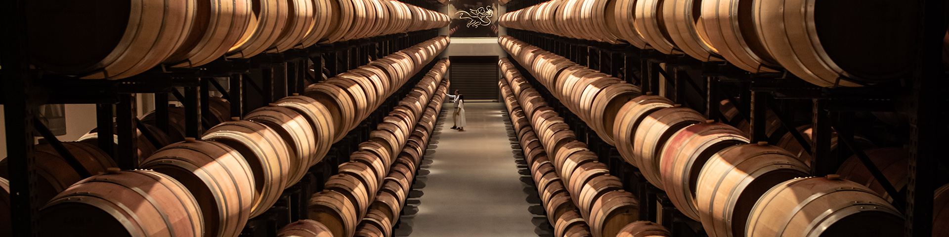 The experience at Abadía Retuerta (Sardón del Duero, Valladolid) culminates with a tasting of historic vintages preserved in the Monks’ Cave since 1996