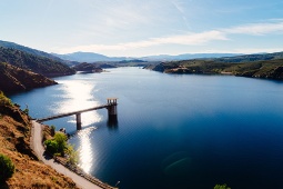 The El Atazar Dam (Community of Madrid) is a huge double-curvature arch, soaring over 120 metres above the Lozoya River bed