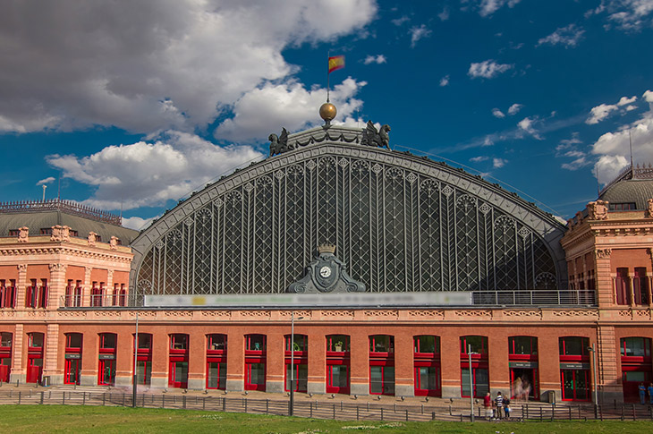 La estación de Atocha, inmejorable ejemplo de la arquitectura del hierro de finales del siglo XIX, recibe cada año más de 100 millones de viajeros