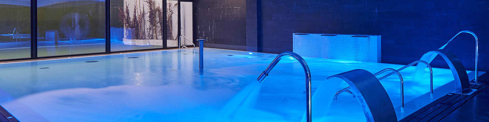Hotel & Thalasso Villa Antilla oferuje doznania sensoryczne w ponad 1800 m², w najnowocześniejszych urządzeniach. Do dyspozycji gości strefa relaksu, sześć podgrzewanych basenów, sauna, łaźnia turecka, prysznice terapeutyczne, strefa fitness i osiem gabinetów zabiegowych