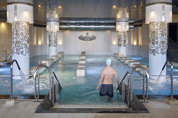 Centrum talasoterapii w ośrodku La Perla (San Sebastián) jest otwarte 363 dni w roku i oferuje sauny, jacuzzi, baseny z hydromasażem, łóżka wodne, łaźnie parowe i fontanny lodowe Centrum talasoterapii w ośrodku La Perla (San Sebastián) jest otwarte 363 dni w roku i oferuje sauny, jacuzzi, baseny z hydromasażem, łóżka wodne, łaźnie parowe i fontanny lodowe