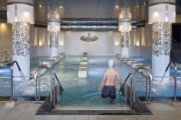 El circuito de talasoterapia de La Perla (San Sebastián) abre 363 días al año y cuenta con sauna, jacuzzis, piscinas de chorros, camas de agua, baños de vapor o fuentes de hielo El circuito de talasoterapia de La Perla (San Sebastián) abre 363 días al año y cuenta con sauna, jacuzzis, piscinas de chorros, camas de agua, baños de vapor o fuentes de hielo