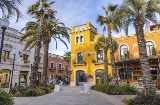 La Roca Village, em Barcelona, é um luxuoso destino de compras ao ar livre que entrelaça gastronomia requintada, terraços para o sol e mais de 160 boutiques de empresas nacionais e internacionais © The Bicester Collection La Roca Village, em Barcelona, é um luxuoso destino de compras ao ar livre que entrelaça gastronomia requintada, terraços para o sol e mais de 160 boutiques de empresas nacionais e internacionais © The Bicester Collection