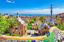 O Park Güell é o parque urbano mais visitado de Barcelona e foi desenhado por Antoni Gaudí © Shutterstock