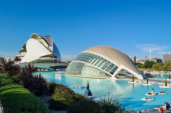 A Cidade das Artes e Ciências de Valência é um complexo de lazer científico e cultural que hoje ocupa cerca de dois quilómetros do antigo leito do rio Turia © Shutterstock