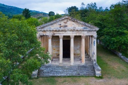 The Church of San Jorge was gifted by the Dukes of Santo Mauro to the village of Las Fraguas to serve as its parish church, a role it continues to fulfill today