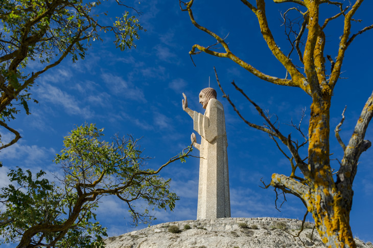 O Cristo del Otero mostra um estilo que lembra o art déco com ressonâncias cubistas e ecos da arte egípcia © antiga Shutterstock O Cristo del Otero mostra um estilo que lembra o art déco com ressonâncias cubistas e ecos da arte egípcia © antiga Shutterstock