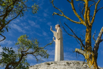 The Christ of the Otero presents a style reminiscent of Art Deco, infused with Cubist influences and echoes of Ancient-Egyptian art