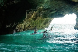 Kajakpaddling i Llop Mari-grottan i L’Hospitalet de l’Infant