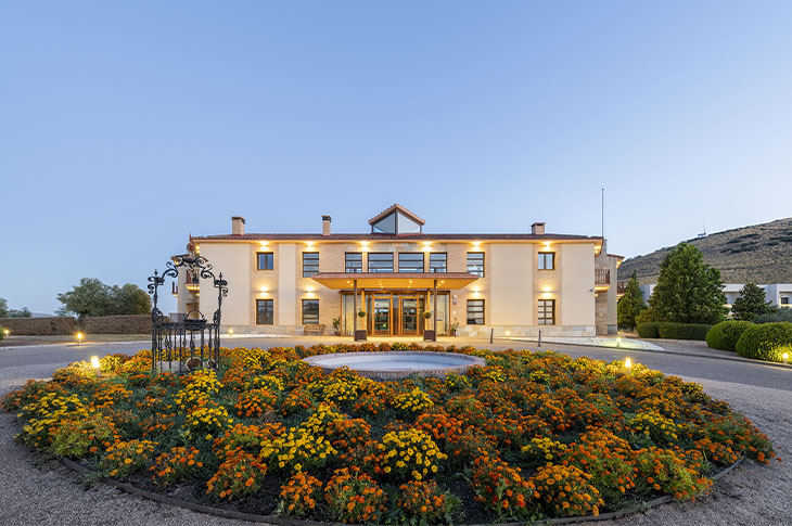 Strategically located on the iconic Route of Don Quixote, Hotel Spa Villa Nazules (Toledo) blends the essence of Castilian tradition with comfort and luxury