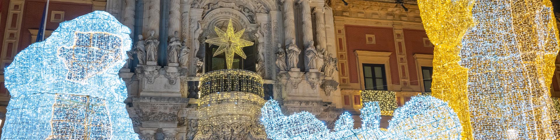 En Navidad, Sevilla destaca por la unión de su casco histórico protegido con grandes instalaciones lumínicas, proyecciones en el río Guadalquivir y belenes de gran valor patrimonial. En imagen, el belén gigante del Palacio de San Telmo