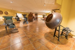 O Museu do Nougat em Jijona fornece informações sobre o contexto de sua criação nos anos 60, a tecnologia necessária para produzir alimentos e o valor de seu patrimônio cultural © Turismo Comunidade Valenciana O Museu do Nougat em Jijona fornece informações sobre o contexto de sua criação nos anos 60, a tecnologia necessária para produzir alimentos e o valor de seu patrimônio cultural © Turismo Comunidade Valenciana
