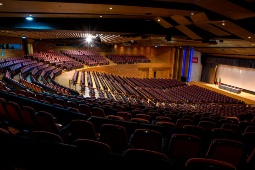El auditorio García Lorca del Palacio de Congresos de Granada se sitúa en la planta baja y tiene capacidad para 2.000 personas