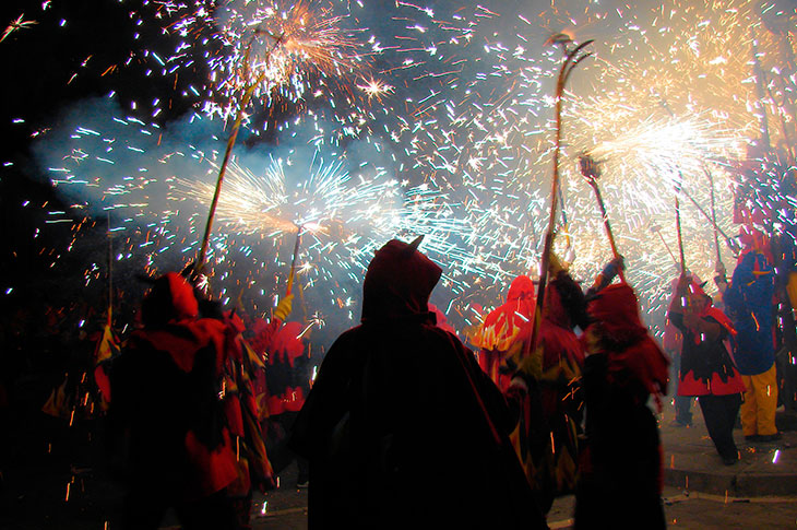 W Katalonii Nit de Sant Joan (Noc Świętego Jana) zamienia się w spektakularny pokaz sztucznych ogni podczas wszystkich ważniejszych uroczystości w regionie.