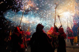 Kataloniassa Nit de Sant Joan muuttuu näyttäväksi ilotulitusjuhlaksi koko alueella