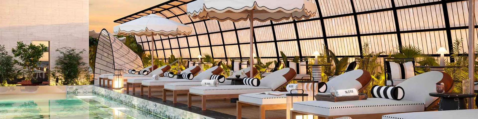 El rooftop de BLESS Hotel Barcelona cuenta con piscina y panorámicas sobre Plaza Cataluña