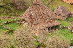 : La Pornacal, in Somiedo, is made up of a group of about 32 teitos, houses used by cattle breeders to protect their herds during the winter