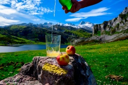 Asturialaisen siiderin kaatamista. Taustalla näkymät Covadonga-järvelle ja Picos de Europalle. © Shutterstock Asturialaisen siiderin kaatamista. Taustalla näkymät Covadonga-järvelle ja Picos de Europalle. © Shutterstock