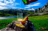 Asturialaisen siiderin kaatamista. Taustalla näkymät Covadonga-järvelle ja Picos de Europalle. © Shutterstock Asturialaisen siiderin kaatamista. Taustalla näkymät Covadonga-järvelle ja Picos de Europalle. © Shutterstock