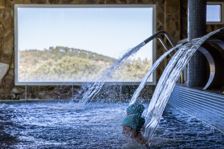 As propriedades medicinais e curativas das águas do balneário Fuentes del Trampal são indicadas para tratar casos de anemia, doenças de pele, reumatismo, osteoartrite © Turismo da Extremadura As propriedades medicinais e curativas das águas do balneário Fuentes del Trampal são indicadas para tratar casos de anemia, doenças de pele, reumatismo, osteoartrite © Turismo da Extremadura