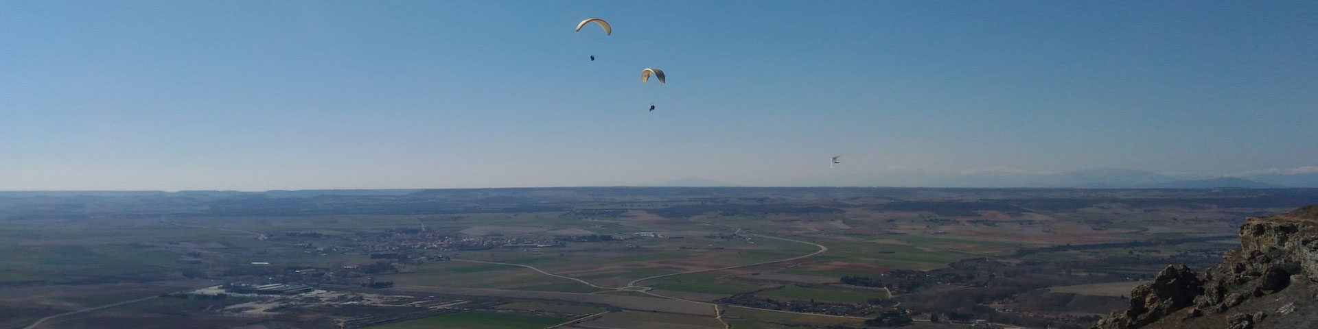 El vuelo en parapente sobre Alarilla (Guadalajara) combina adrenalina y contemplación paisajística