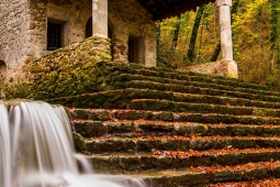 Perhe pyöräretkellä Senda del Osolla (Asturia). Reitti kulkee lähes 60 kilometriä vanhaa kaivosrautatietä pitkin ja soveltuu erinomaisesti pyöräilyyn ja vaellukseen © Shutterstock